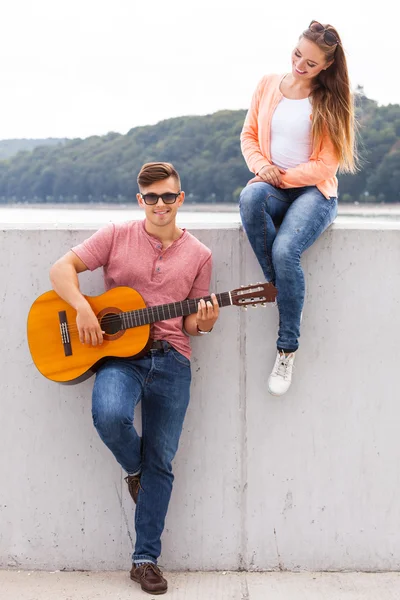 Man uiting geven aan zijn liefde door muziek. — Stockfoto