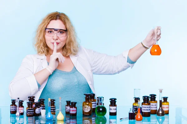 Estudiante de química femenina con frasco de prueba de cristalería. — Foto de Stock