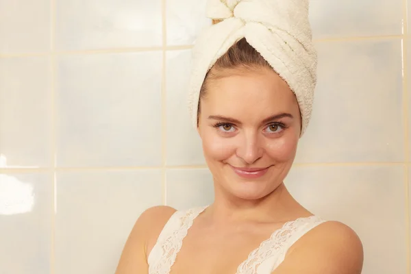 Vrouw in handdoek op haar hoofd in de badkamer — Stockfoto