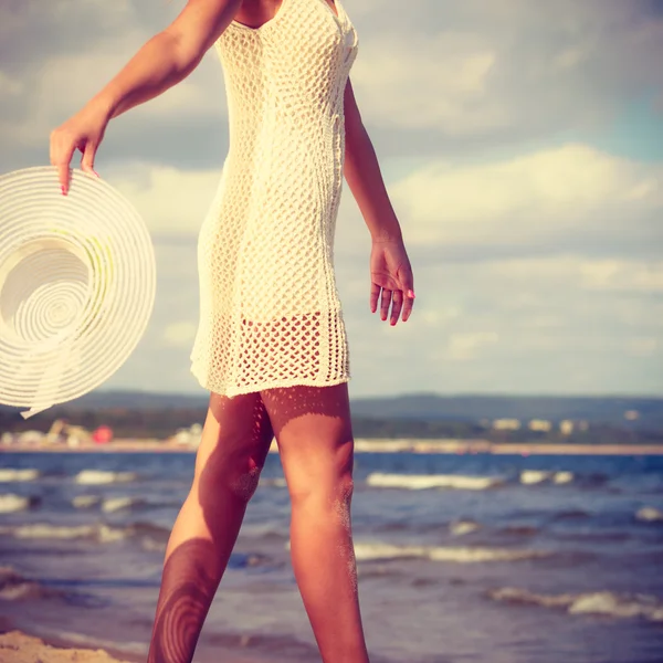 Attraktiv kvinna med vit klänning. — Stockfoto