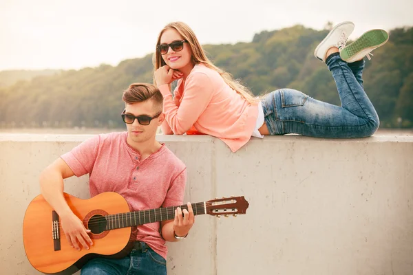 Gelukkige paar met gitaar buiten — Stockfoto