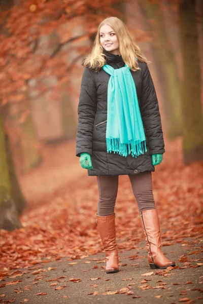 Mädchen läuft durch den Park. — Stockfoto