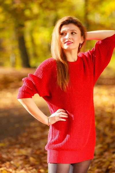 Beauty girl in autumnal time relax outdoors. — Stock Photo, Image