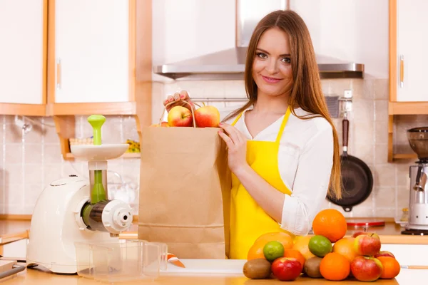 Mulher na cozinha preparando frutas para sucos — Fotografia de Stock