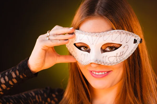 女性はカーニバル マスクのクローズ アップを保持します。 — ストック写真