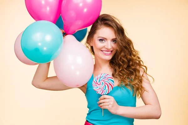 Frau mit bunten Luftballons und Lutscher — Stockfoto