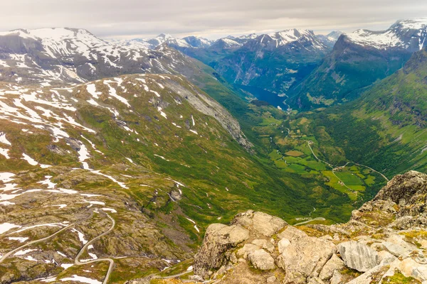 Blick auf den Geirangerfjord vom dalsnibba-Aussichtspunkt in Norwegen — Stockfoto