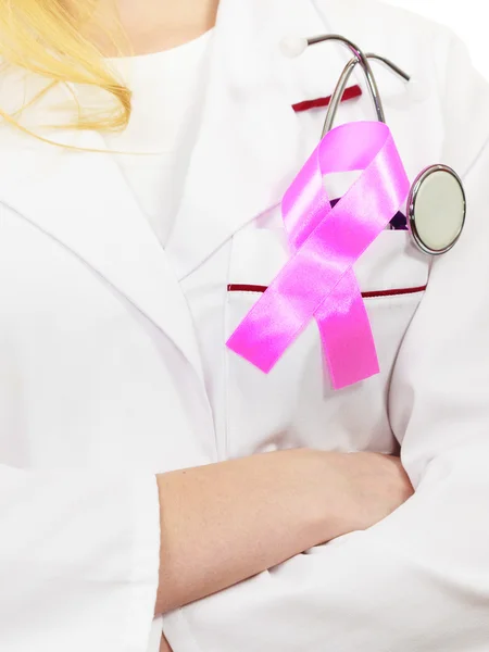 Médico con el símbolo de las ayudas de cinta de cáncer rosa en el pecho — Foto de Stock