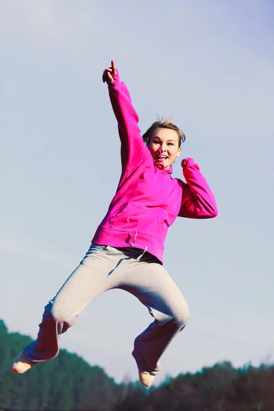 Girl jumping in park. — Stock Photo, Image