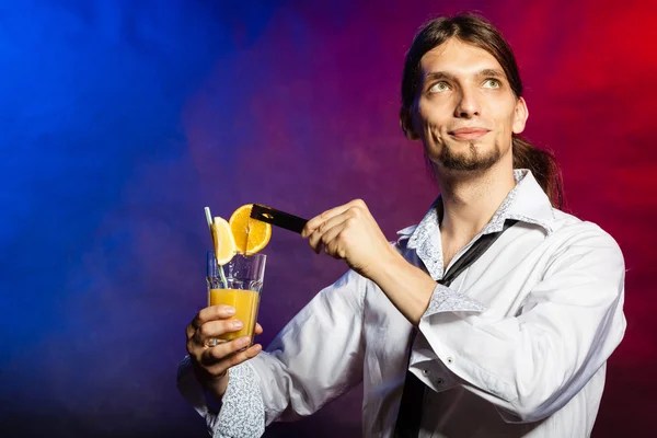 Bartender with orange drink. — Stock Photo, Image