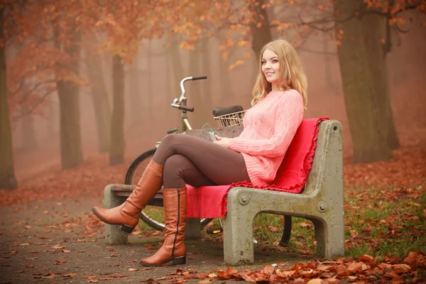 Junge Frau mit Handy. — Stockfoto