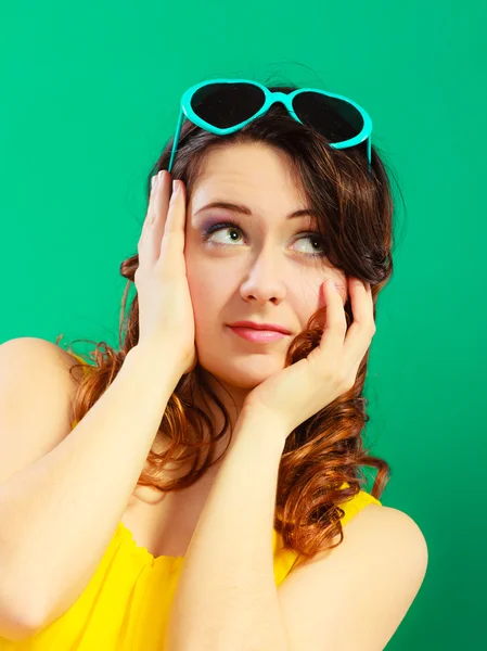 Chica en gafas de sol verde retrato — Foto de Stock