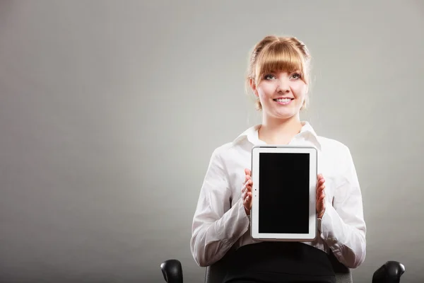 Donna con tablet. Spazio di copia dello schermo vuoto . — Foto Stock