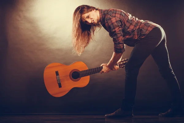 Rockmuzikant vernietigt zijn gitaar. — Stockfoto