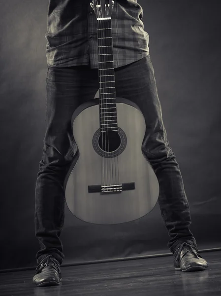 Imagem em preto e branco com guitarra . — Fotografia de Stock