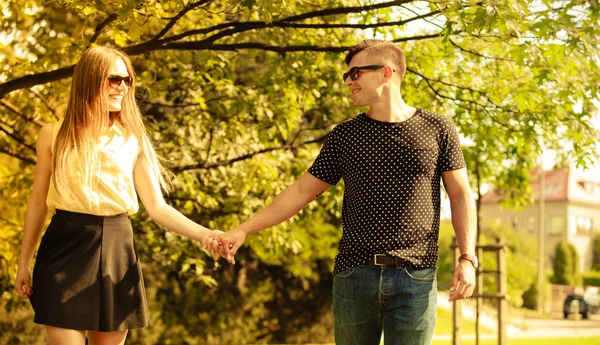 Paar spaziert durch Park. — Stockfoto