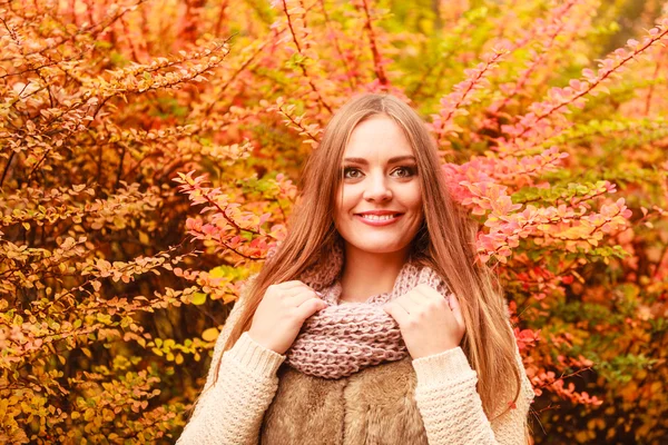 Vrouw tegen herfst bladeren buiten — Stockfoto