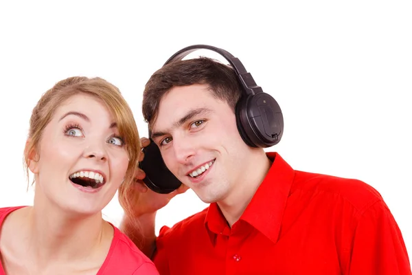 Пара двох друзів з навушниками слухають музику — стокове фото