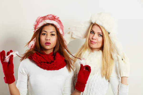 Két lány téli ruhát. — Stock Fotó