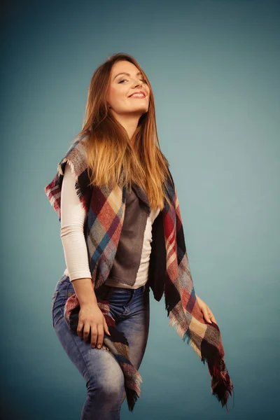 Chica positiva en ropa de temporada de otoño — Foto de Stock