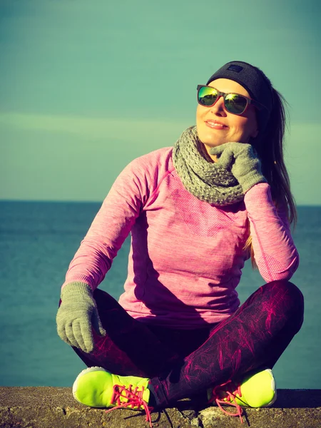 Woman resting after doing sports outdoors on cold day — Stock Photo, Image