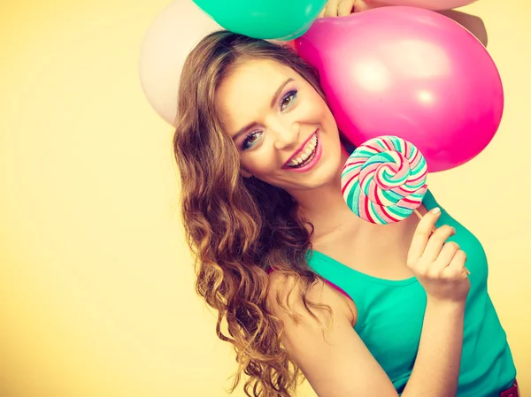 Kvinna med färgglada ballonger och lollipop — Stockfoto