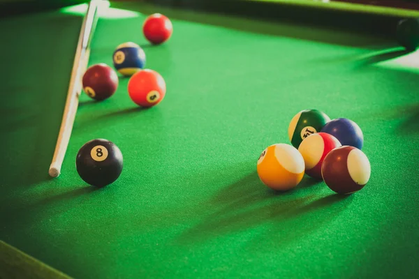 Snookerball und Stock auf Billardtisch — Stockfoto