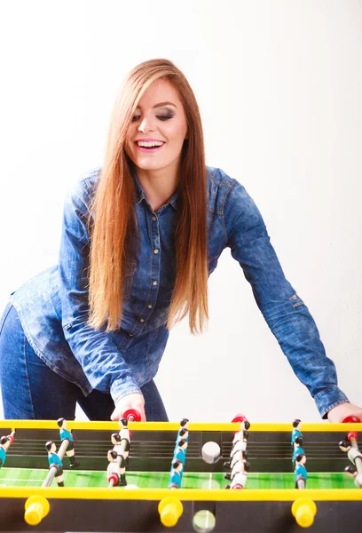 Mujer jugando fútbol de mesa juego —  Fotos de Stock