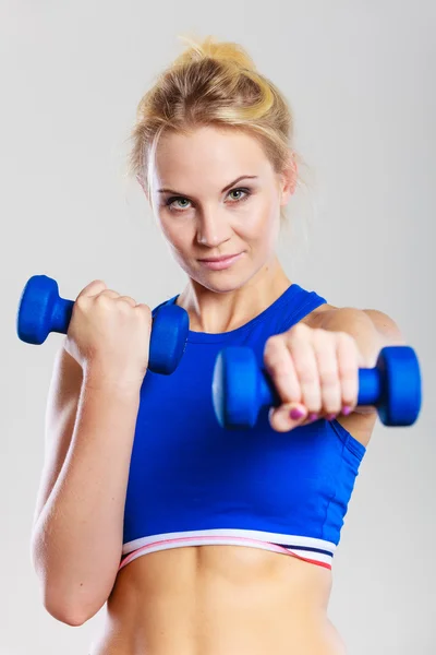 Ajuste mujer levantamiento pesas pesas pesas —  Fotos de Stock
