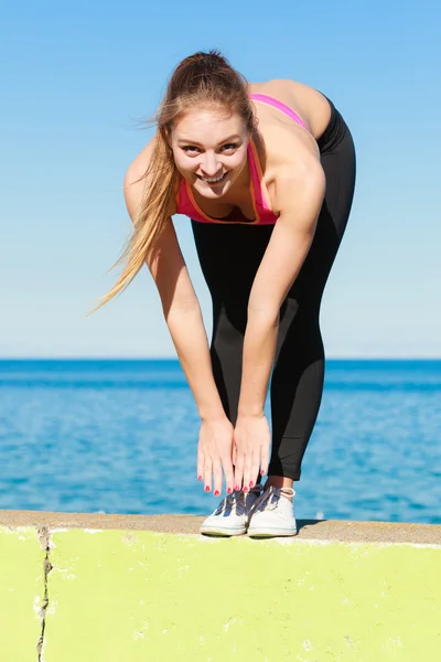 Mladá žena cvičení mimo — Stock fotografie