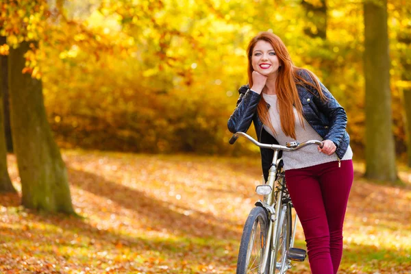 自転車でファッショナブルな女の子. — ストック写真