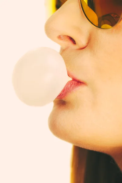 Mujer haciendo burbuja con goma de mascar — Foto de Stock