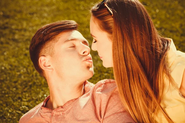 Casal afetuoso na grama . — Fotografia de Stock