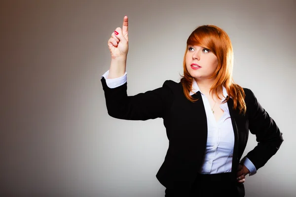 Mujer de negocios apuntando espacio de copia —  Fotos de Stock