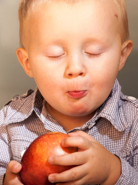 Menino menino criança comendo fruta de maçã em casa — Fotografia de Stock