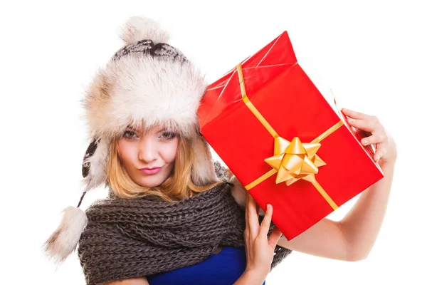 Chica de invierno con caja de regalo roja aislado — Foto de Stock
