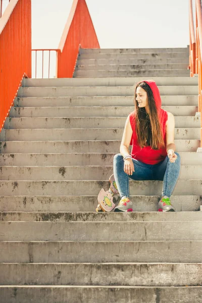 Skate girl på trappan med skateboard. — Stockfoto