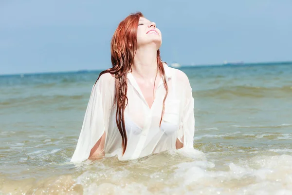 Chica sensual paño húmedo en el agua en la costa. —  Fotos de Stock