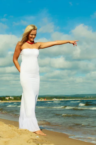 Beauty blonde woman pointing to sky. — Stock Photo, Image