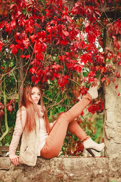 秋の公園でリラックスした肖像画の女の子. — ストック写真