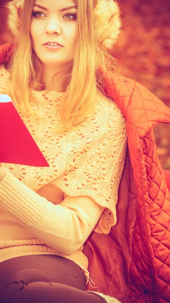 Jovencita con literatura . — Foto de Stock