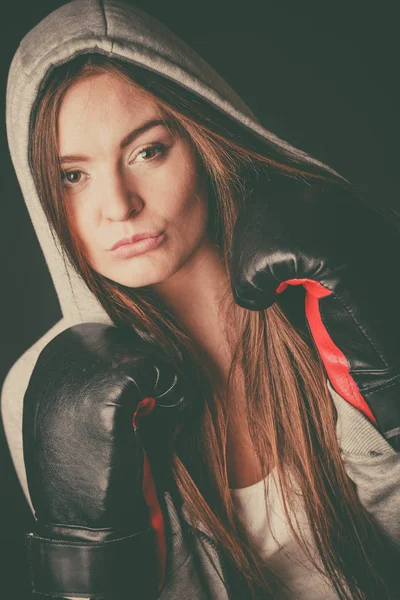 Frau trägt Kapuzenpullover und Boxerhandschuhe. — Stockfoto