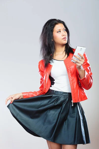 Schoonheid meisje met mobiele telefoon — Stockfoto