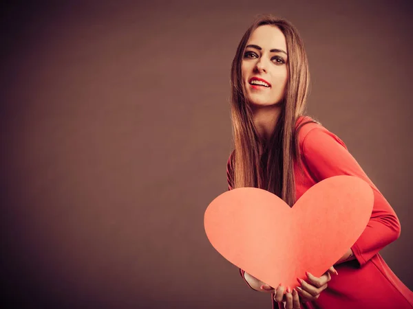 Valentinky den žena hospodářství srdce. — Stock fotografie