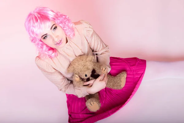 Mujer infantil con juguete de oso de peluche —  Fotos de Stock