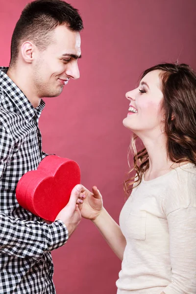 वेलेंटाइन दिवस पर रोमांटिक जोड़ी। प्यार अवधारणा . — स्टॉक फ़ोटो, इमेज