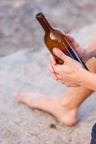 Manlig hand med vinflaska utomhus — Stockfoto