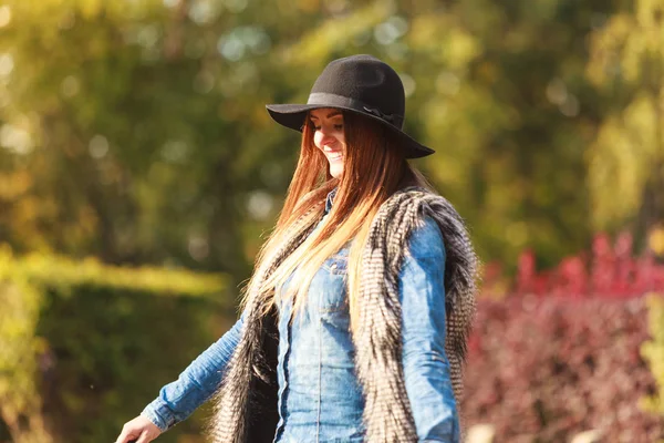 Fröhliche Frau, die Spaß im Freien hat — Stockfoto