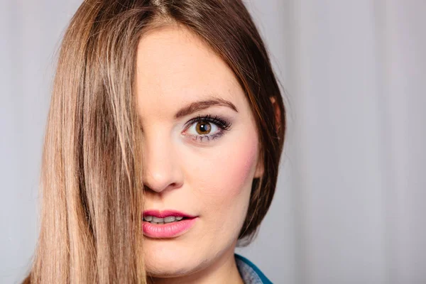 Retrato jovem mulher rosto tampa com cabelo . — Fotografia de Stock