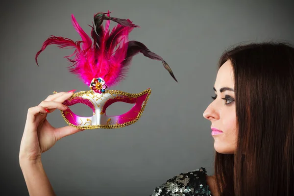 Mujer sosteniendo máscara de carnaval en la mano — Foto de Stock